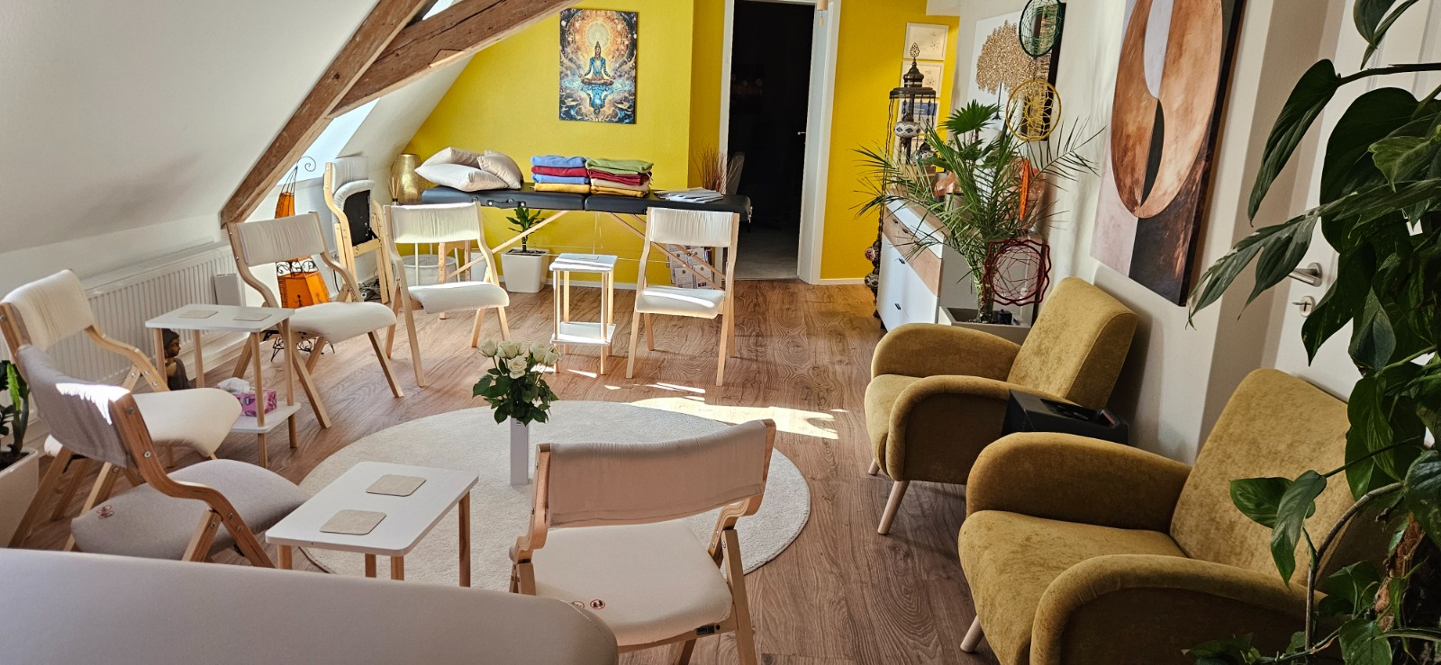 Heller Workshopraum der Praxis Mein Seelenlicht in Ansbach mit Sesseln und Sitzgruppe