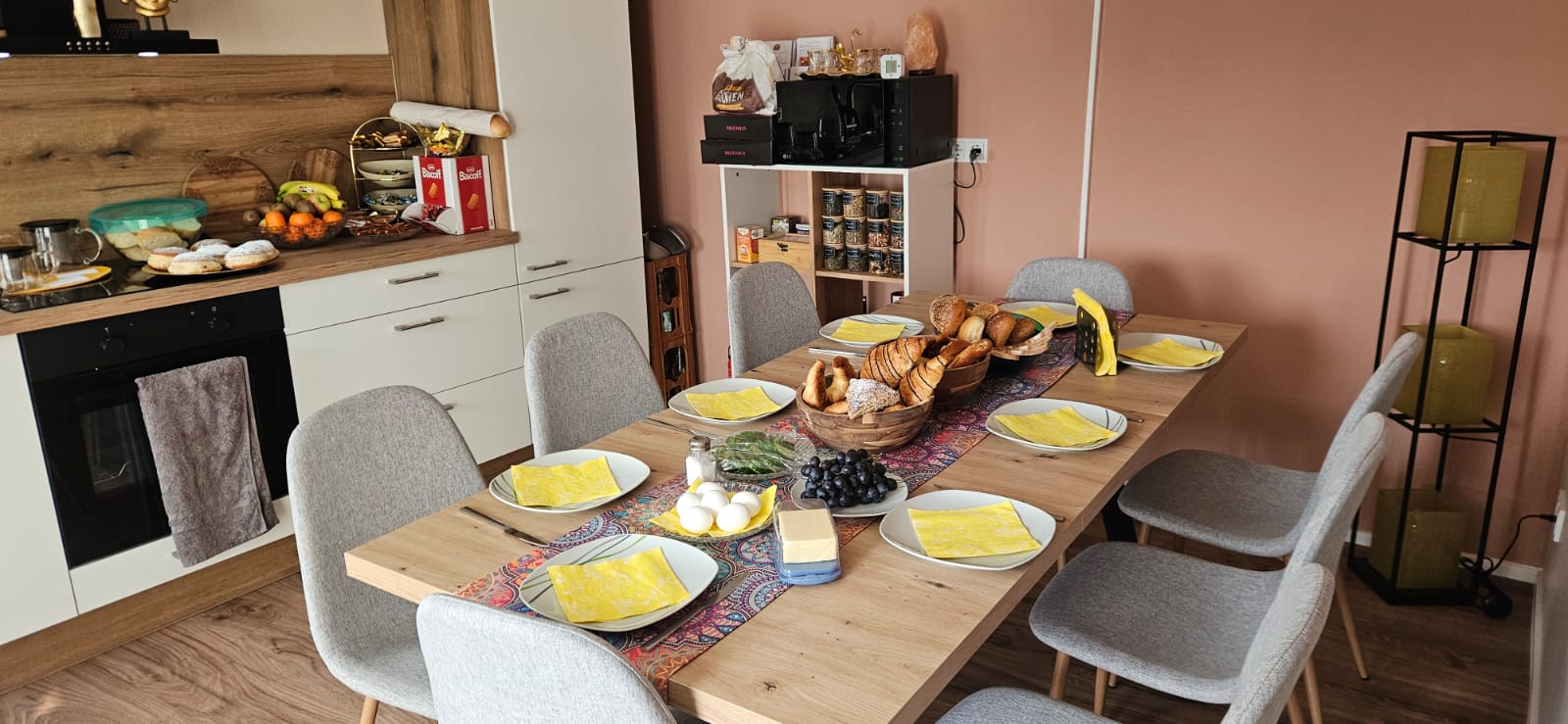 Liebevoll gedeckter Tisch mit Verpflegung beim Akasha Workshop in Ansbach